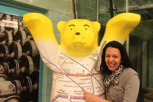 Longe e Perto com o Urso no Metro de Berlim  - a pintura é o mapa das linhas do metro 