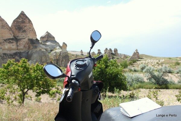De moto pelas estradas da Cappadocia Turquia